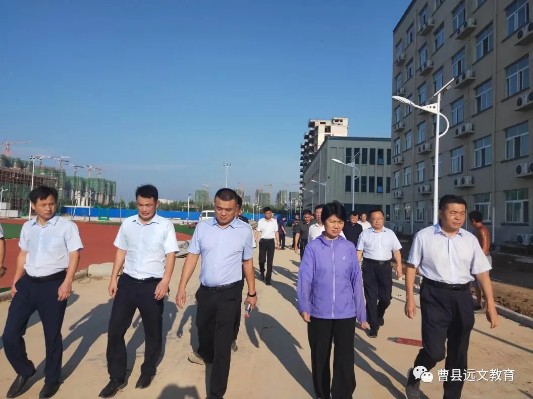 县长梁惠民一行到曹县苏教实验高级中学展开专题调研